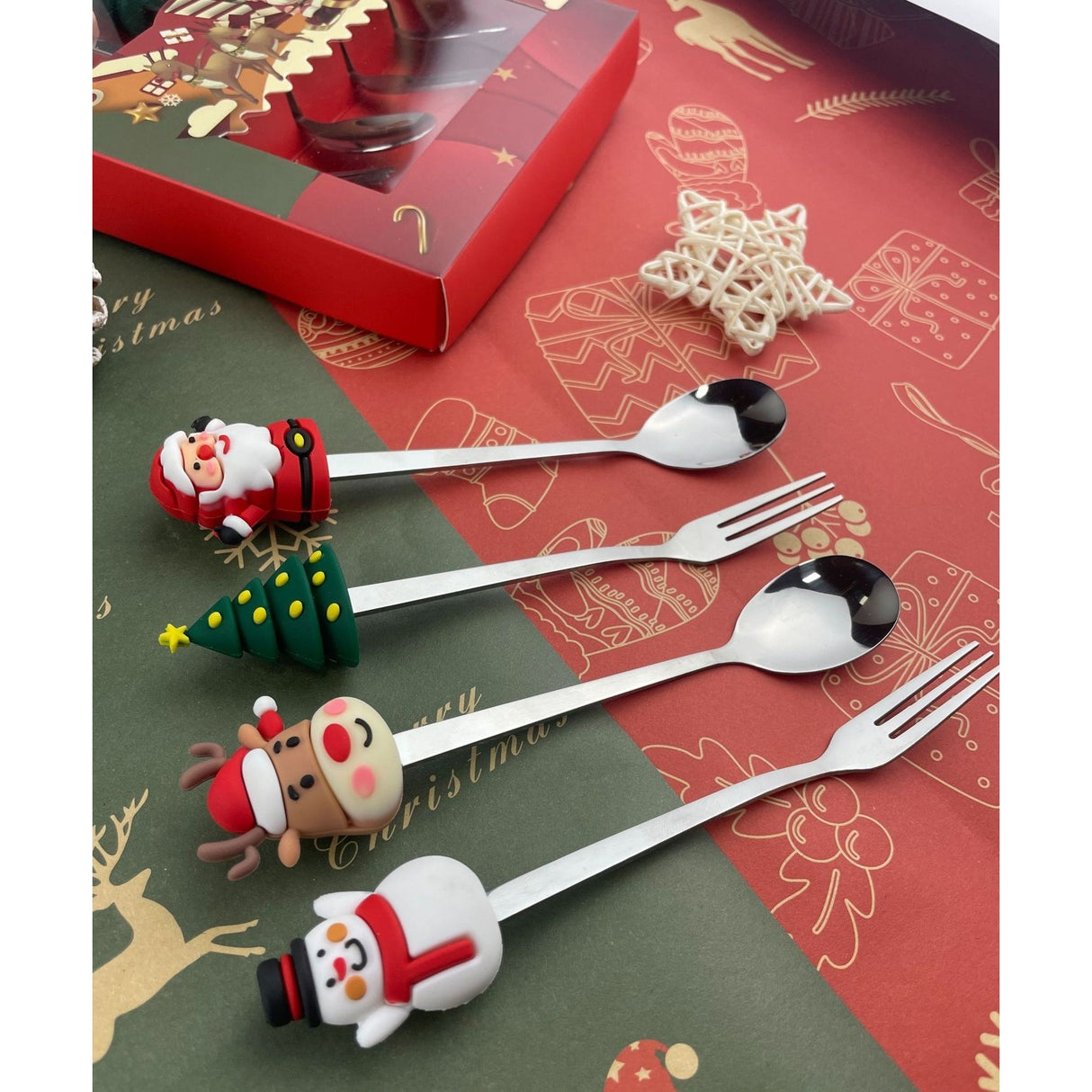 Set 4 Tacamuri, Cu Figurine De Craciun, Din Otel Inoxidabil, 2 Furculite, 2 Linguri, Cutie Festiva, 13.5 Cm - vivimall.ro