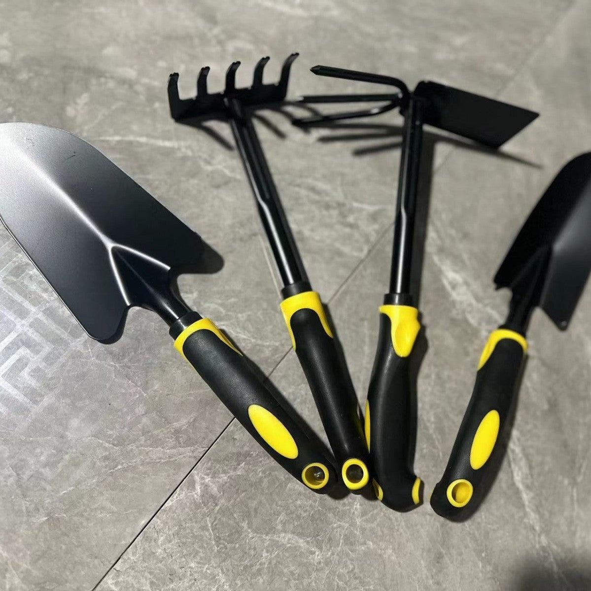 Set 4 Unelte De Gradina Pentru Plantare, Prelucrare Sol Si Ingrijire Plante, Material Pvc Carbon, Grebla, Sapaliga Cu Cap Dublu, Lopata Mica, Lopata Lata, 43 X 11 Cm, Negru/Galben - vivimall.ro