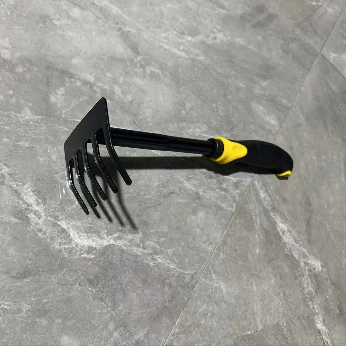 Set 4 Unelte De Gradina Pentru Plantare, Prelucrare Sol Si Ingrijire Plante, Material Pvc Carbon, Grebla, Sapaliga Cu Cap Dublu, Lopata Mica, Lopata Lata, 43 X 11 Cm, Negru/Galben - vivimall.ro