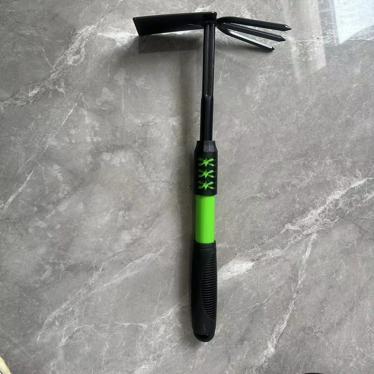 Set 4 Unelte de Gradina Vivimall, pentru Plantare, Prelucrare Sol si Ingrijire Plante, Material PVC Carbon, Grebla, Sapaliga cu Cap Dublu, Lopata Mica, Lopata Lata, 43 x 11 cm, Negru/Verde - vivimall.ro