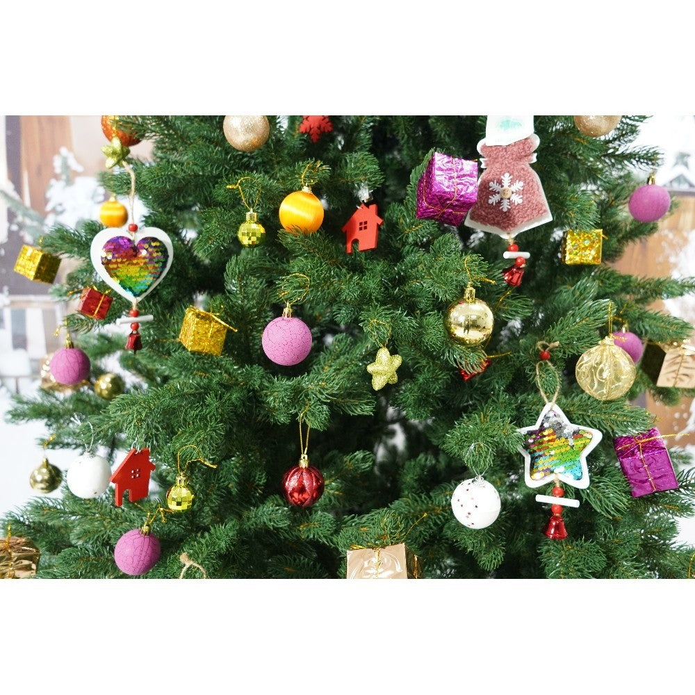 Set brad artificial Flippy cu elemente decorative, 210 cm, amplasat în decor festiv de Crăciun