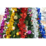 Brad artificial de Crăciun Flippy 210 cm, detaliu ramuri dense verzi și elemente decorative incluse