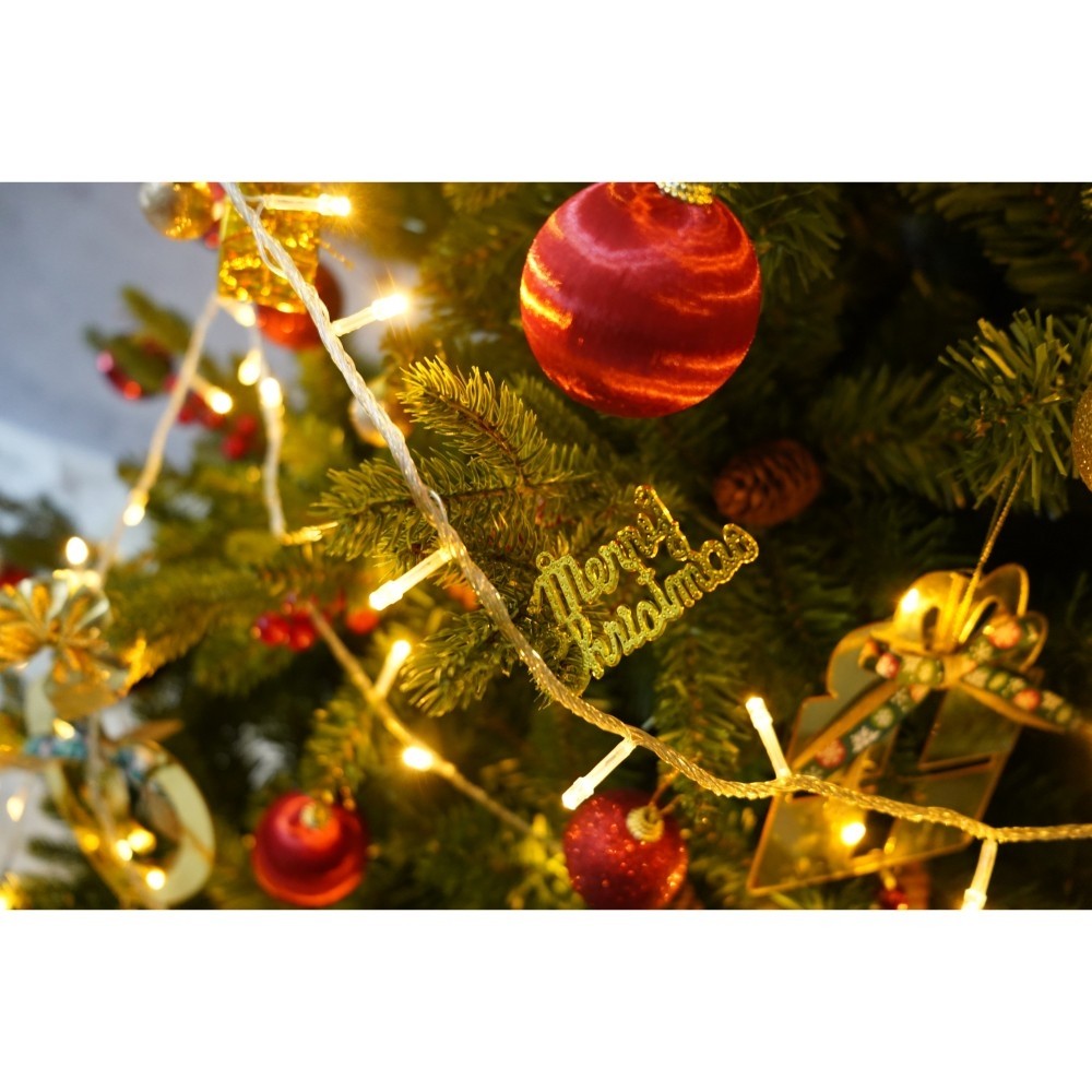 Set brad artificial de Craciun si elemente decorative, decorat cu conuri pin rosii, inaltime 210 cm, diametru 137 cm, 1172 ramuri, Flippy, verde, suport metalic inclus - vivimall.ro