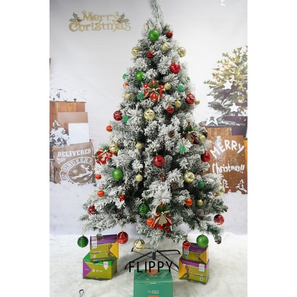 Set brad artificial de Craciun si elemente decorative, nins, decorat cu conuri pin, pentru interior/exterior, inaltime 210 cm, diametru 131 cm, 630 ramuri, Flippy, alb/verde, suport metalic inclus - vivimall.ro