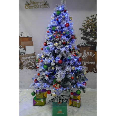 Set brad artificial de Craciun si elemente decorative, nins, decorat cu conuri pin, pentru interior/exterior, inaltime 210 cm, diametru 131 cm, 630 ramuri, Flippy, alb/verde, suport metalic inclus - vivimall.ro