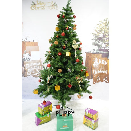 Set brad artificial de Craciun si elemente decorative, nins, decorat cu conuri pin, pentru interior/exterior, inaltime 210 cm, diametru 131 cm, 630 ramuri, Flippy, alb/verde, suport metalic inclus - vivimall.ro