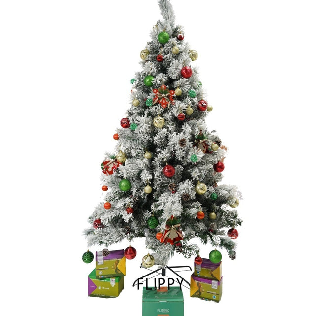 Set brad artificial de Craciun si elemente decorative, nins, decorat cu conuri pin, pentru interior/exterior, inaltime 210 cm, diametru 131 cm, 630 ramuri, Flippy, alb/verde, suport metalic inclus - vivimall.ro