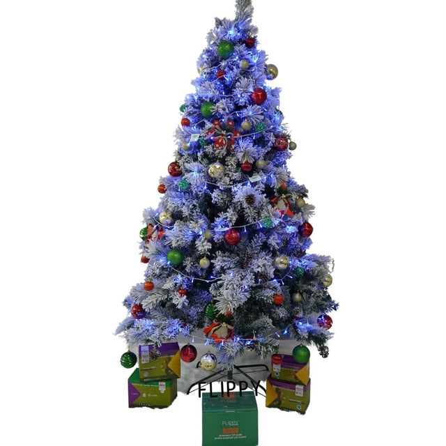 Set brad artificial de Craciun si elemente decorative, nins, decorat cu conuri pin, pentru interior/exterior, inaltime 210 cm, diametru 131 cm, 630 ramuri, Flippy, alb/verde, suport metalic inclus - vivimall.ro