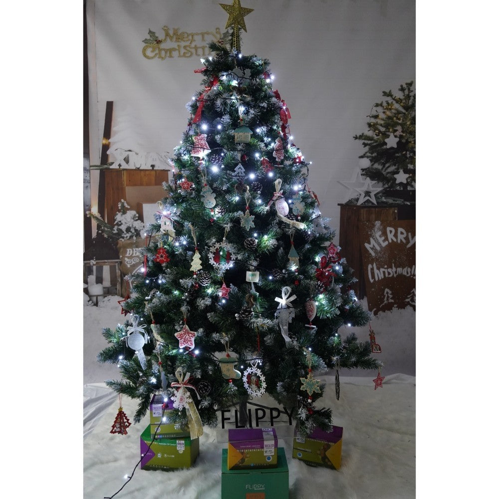 Set brad artificial de Craciun si elemente decorative, nins, decorat cu conuri pin, pentru perete/colt, inaltime 210 cm, diametru 149 cm, 1224 ramuri, Flippy, verde, suport metalic inclus - vivimall.ro