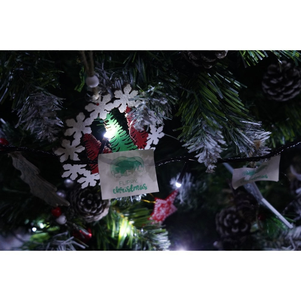 Set brad artificial de Craciun si elemente decorative, nins, decorat cu conuri pin, pentru perete/colt, inaltime 210 cm, diametru 149 cm, 1224 ramuri, Flippy, verde, suport metalic inclus - vivimall.ro