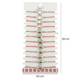 Detaliu pandantiv coroană multicolor pe brățară mărțișor Jolie, șnur împletit roșu-alb, suport prezentare 20x9,5 cm