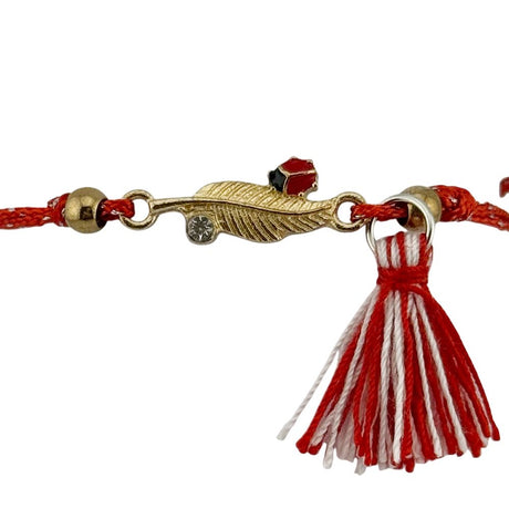 Detaliu pandantiv inox cu pietre decorative buburuză, brățară mărțișor Jolie, șnur reglabil roșu-alb