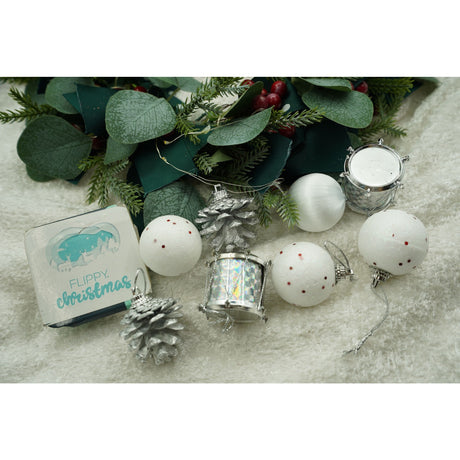 Set de 12 ornamente de brad, Flippy, de tip Glob, Alb/ Argintiu, din polistiren, cu finisaj sclipitor , cutie  4  cm adancime x 20  cm inaltime x 12  cm lungime) - vivimall.ro