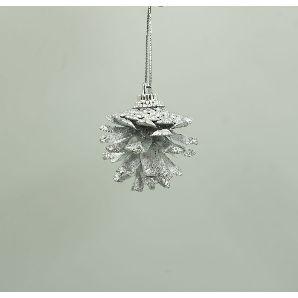 Set de 12 ornamente de brad, Vivimall, de tip Glob, Alb/ Argintiu, din polistiren, cu finisaj sclipitor , cutie  4  cm adancime x 20  cm inaltime x 12  cm lungime) - vivimall.ro