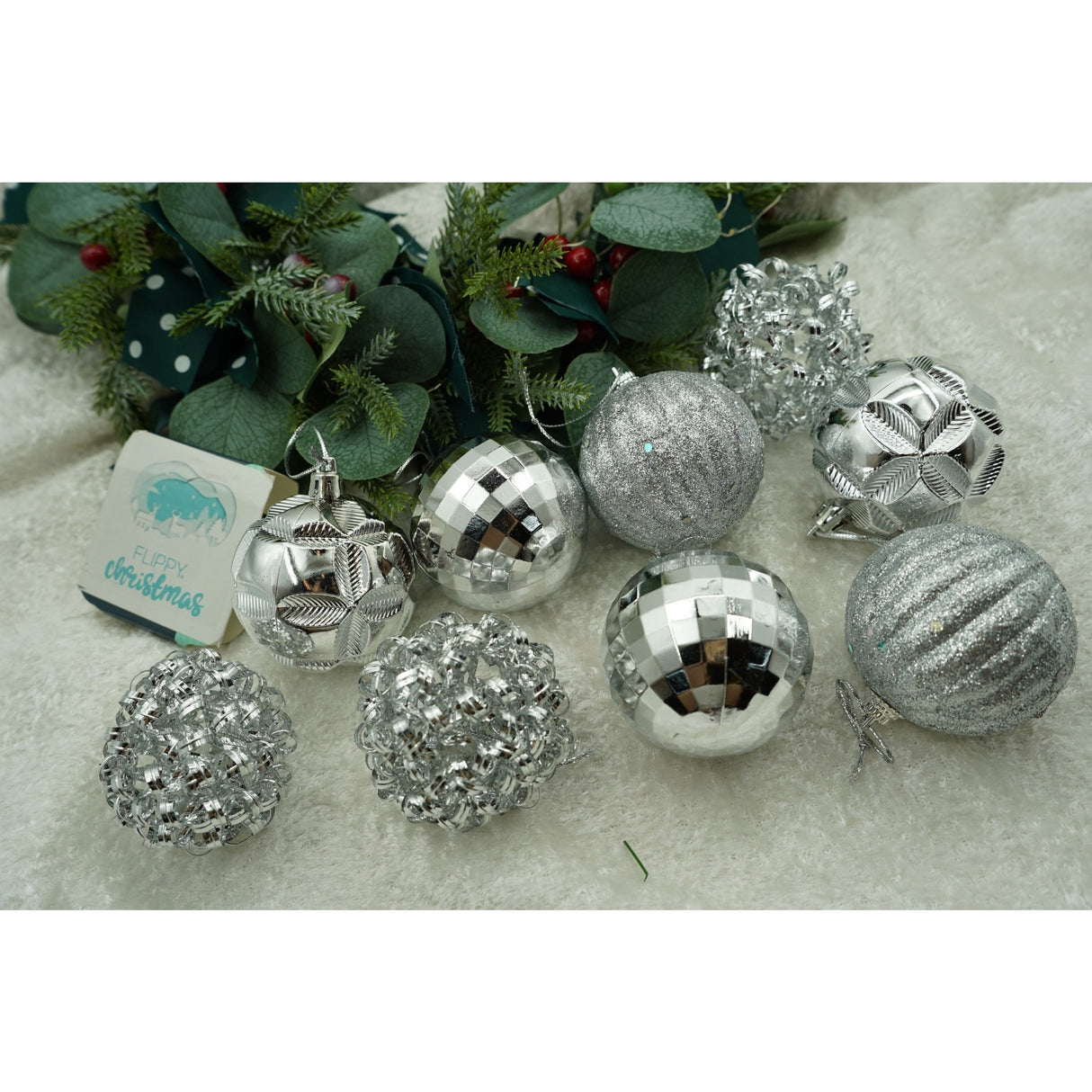 Set de 12 ornamente de brad, Flippy, de tip Glob, Argintiu, din plastic, cu finisaj sclipitor , cutie  6  cm adancime x 30  cm inaltime x 18  cm lungime) - vivimall.ro
