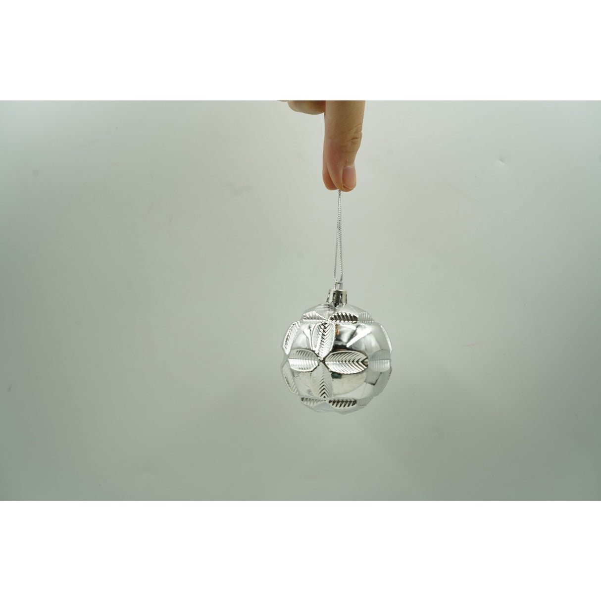 Set De 12 Ornamente De Brad, De Tip Glob, Din Plastic, Cu Finisaj Sclipitor, Cutie 6 Cm Adancime X 30 Cm Inaltime X 18 Cm Lungime)