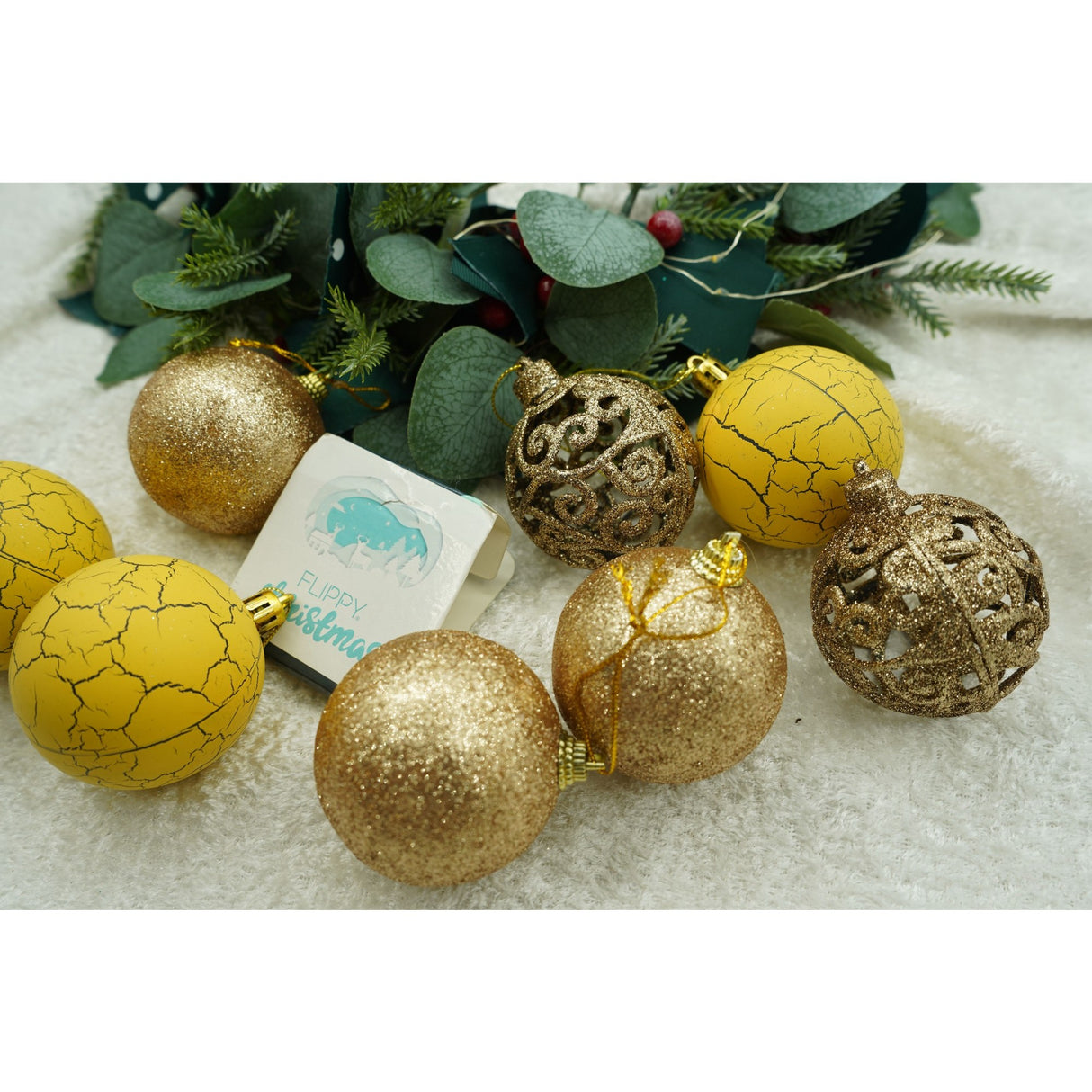 Set De 12 Ornamente De Brad, De Tip Glob, Auriu/, Din Plastic, Cu Finisaj Sclipitor, Cutie 6 Cm Adancime X 30 Cm Inaltime X 18 Cm Lungime)