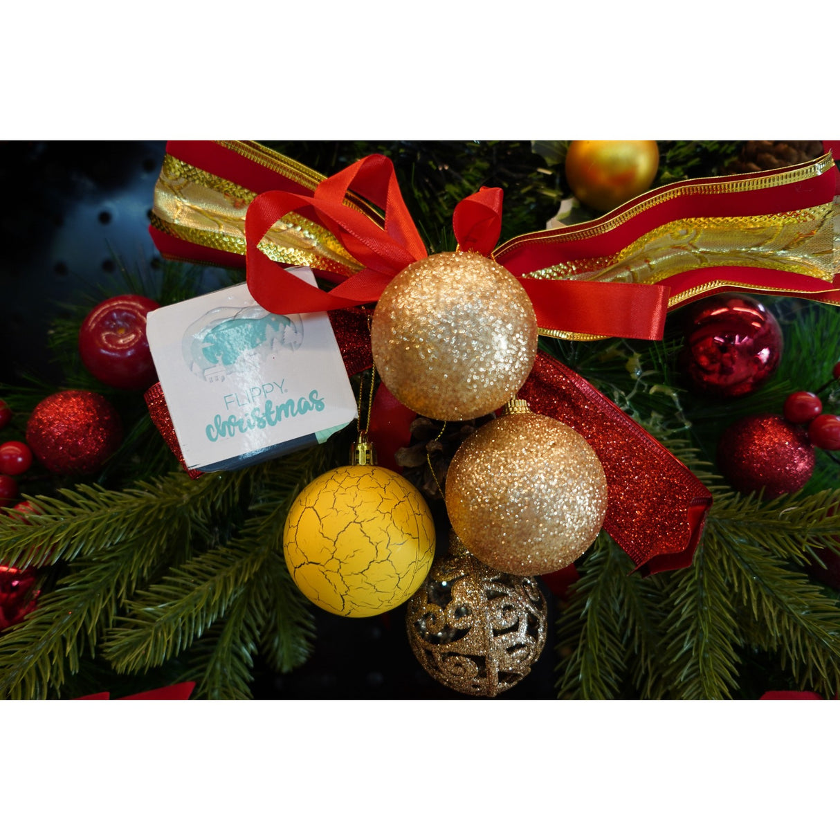 Set de 12 ornamente de brad, Flippy, de tip Glob, Auriu/ Galben, din plastic, cu finisaj sclipitor , cutie  6  cm adancime x 30  cm inaltime x 18  cm lungime) - vivimall.ro