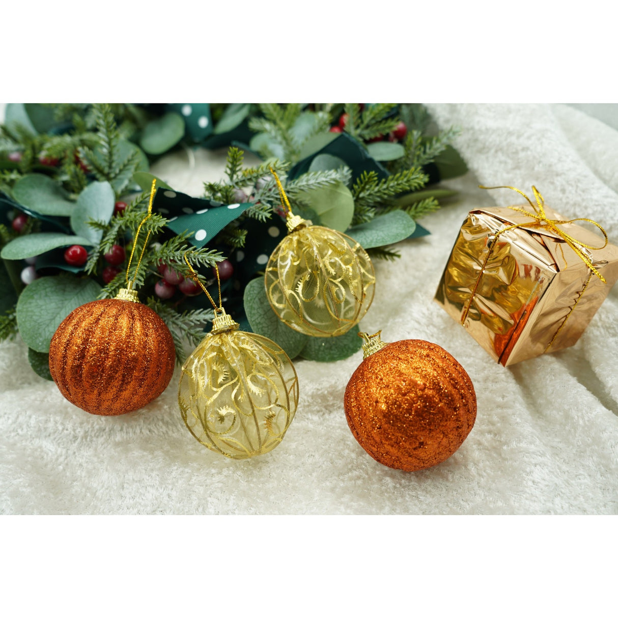 Set de 12 ornamente de brad, Vivimall, de tip Glob, Cupru/ Auriu, din polistiren, cu finisaj sclipitor , cutie  6  cm adancime x 23  cm lungime x 18  cm inaltime - vivimall.ro