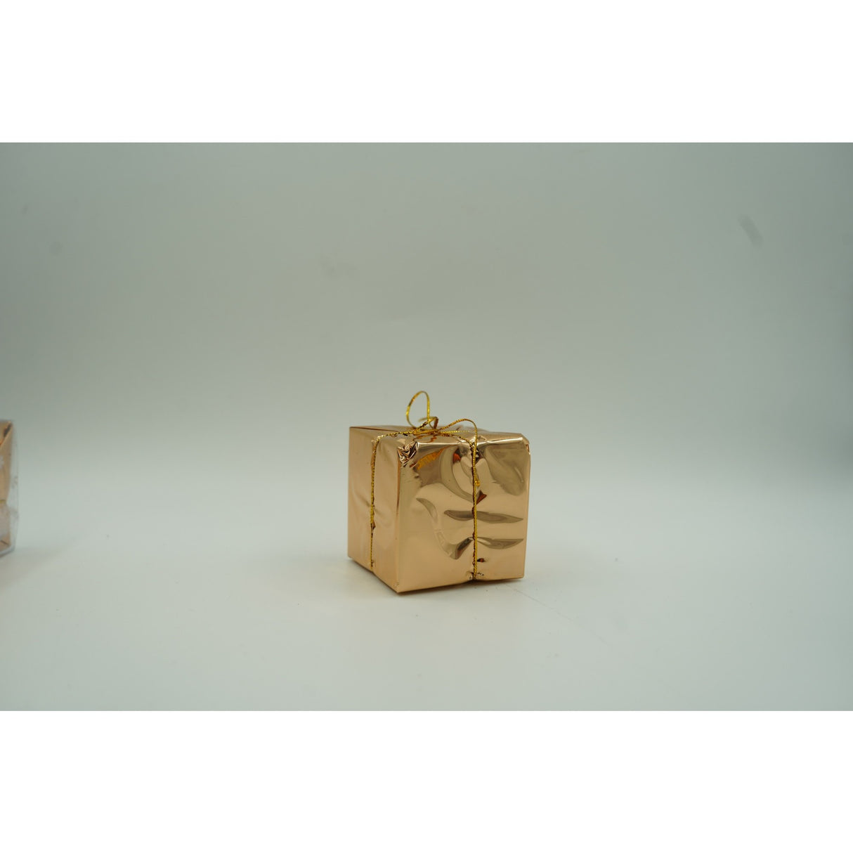 Set de 12 ornamente de brad, Vivimall, de tip Glob, Cupru/ Auriu, din polistiren, cu finisaj sclipitor , cutie  6  cm adancime x 23  cm lungime x 18  cm inaltime - vivimall.ro