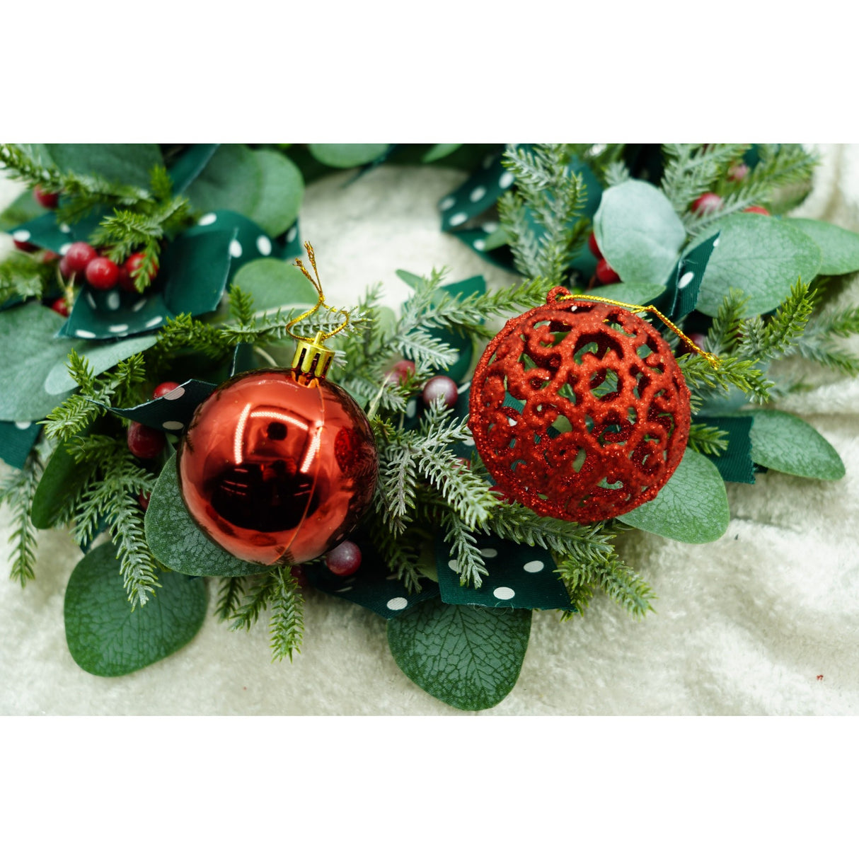 Set de 12 ornamente de brad, Flippy, de tip Glob, Rosu/ Auriu, din plastic, cu finisaj sclipitor , cutie  6  cm adancime x 23  cm lungime x 18  cm inaltime - vivimall.ro