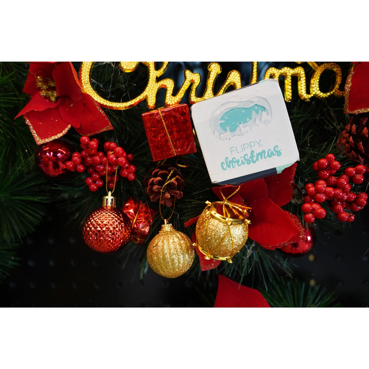 Set de 12 ornamente de brad, Vivimall, de tip Glob, Rosu/ Auriu, din polistiren, cu finisaj sclipitor , cutie  4  cm adancime x 20  cm inaltime x 12  cm lungime) - vivimall.ro