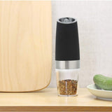 Set de 2 Rasnite electrice de Sare si Piper, Vivimall, cu Camere Depozitare Transparente, Macinare, Functionare pe Baterii, cu Lumina, ABS, 20x6.5 cm, Negru/Transparent - vivimall.ro