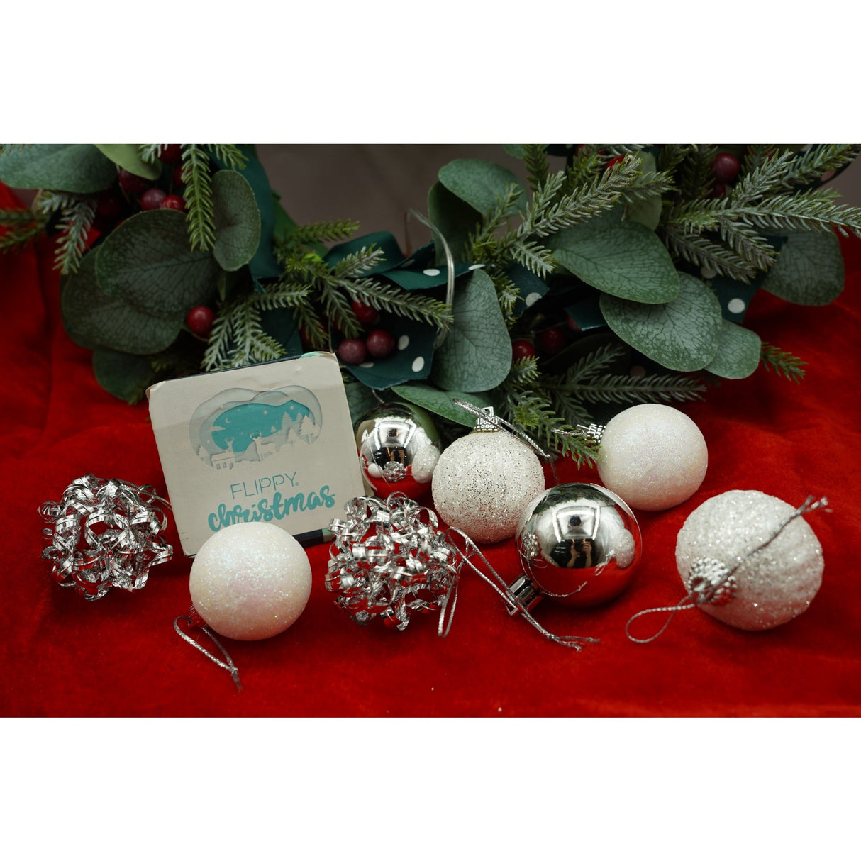 Set De 20 Ornamente De Brad, De Tip Glob, Alb/, Din Polistiren, Cu Finisaj Sclipitor, Cutie 4 Cm Adancime X 20 Cm Lungime X 16 Cm Inaltime
