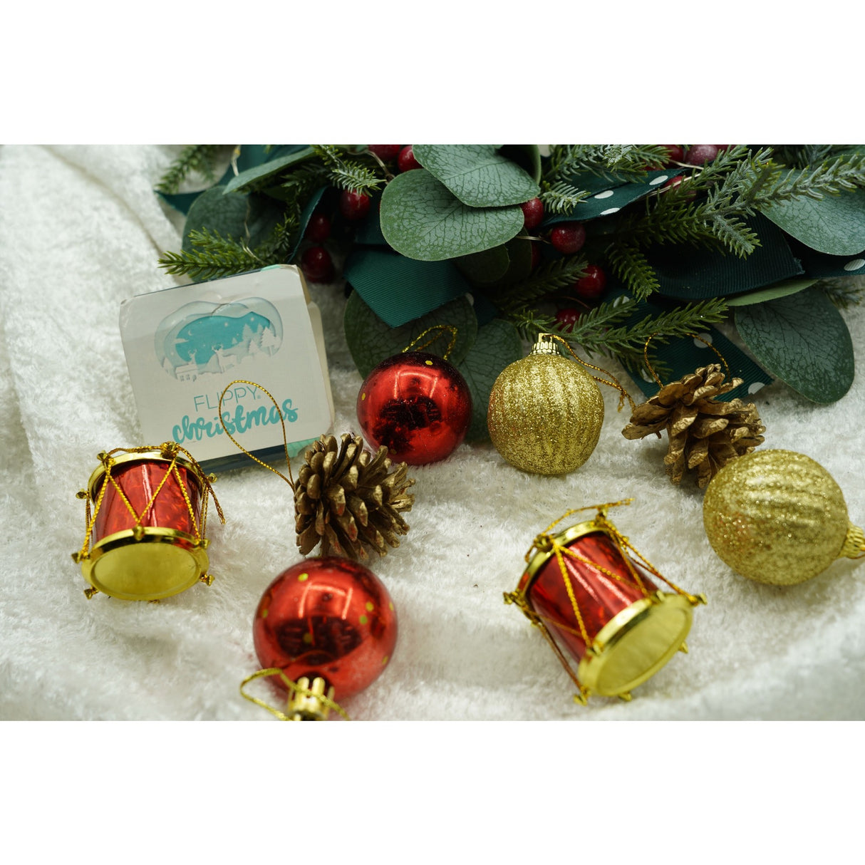 Set de 20 ornamente de brad, Flippy, de tip Glob, Multicolor, din polistiren, cu finisaj sclipitor , cutie  4  cm adancime x 20  cm lungime x 16  cm inaltime - vivimall.ro