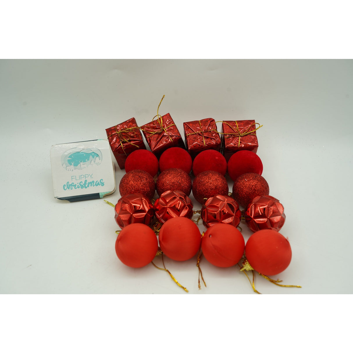 Set De 20 Ornamente De Brad, De Tip Glob, Din Polistiren, Cu Finisaj Sclipitor, Cutie 4 Cm Adancime X 20 Cm Lungime X 16 Cm Inaltime