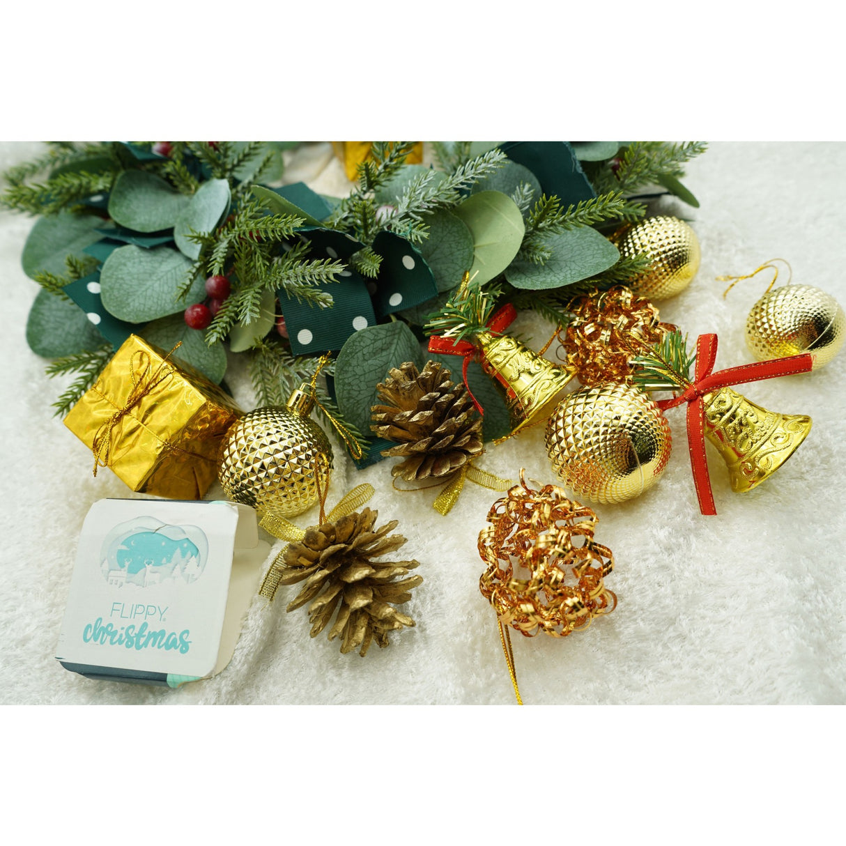 Set de 24 ornamente de brad, Vivimall, de tip Glob, Multicolor, din polistiren, cu finisaj sclipitor , cutie  5  cm adancime x 29  cm lungime x 19  cm inaltime - vivimall.ro