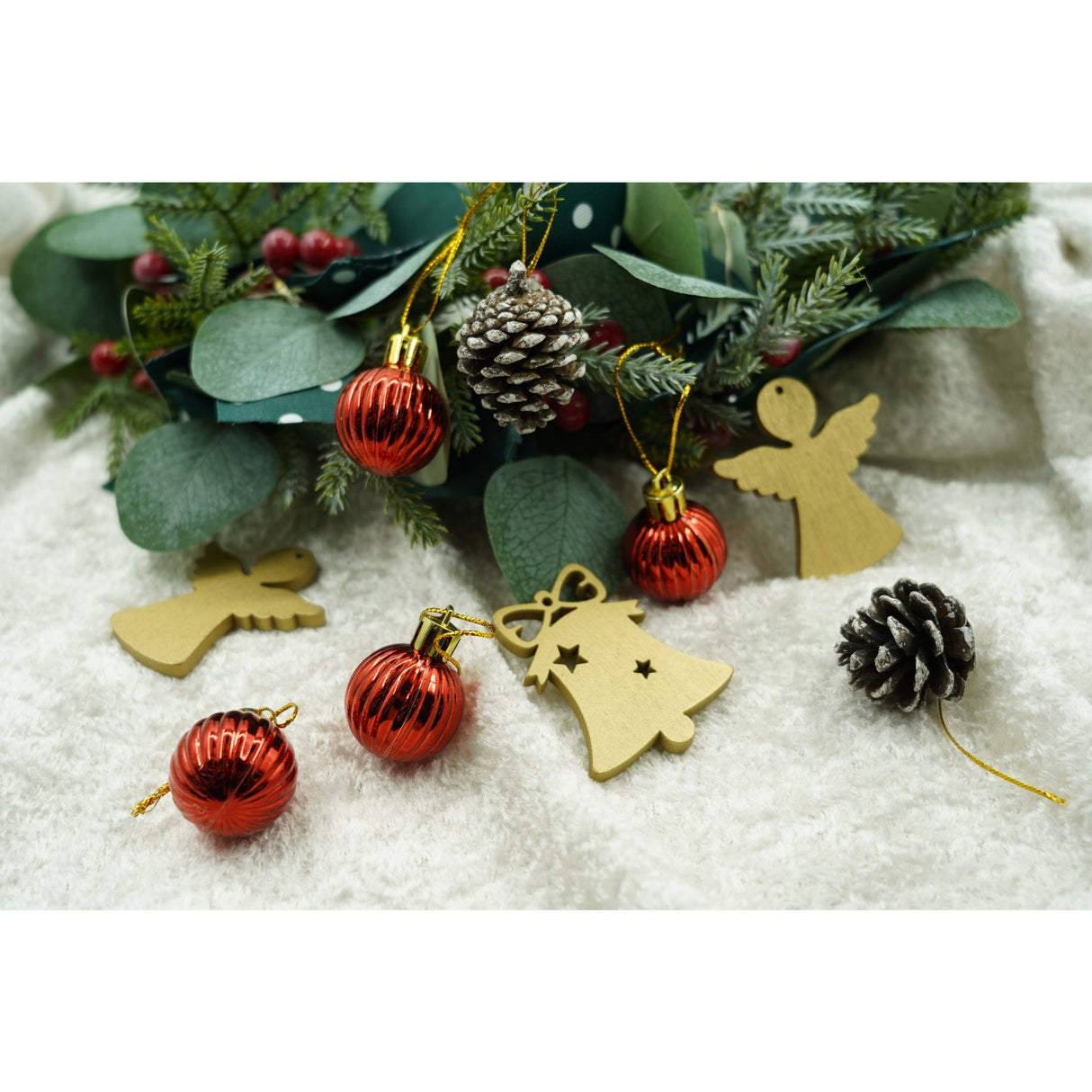 Set De 24 Ornamente De Brad, De Tip Glob, Din Polistiren, Cu Finisaj Sclipitor, Cutie 3 Cm Adancime X 20 Cm Lungime X 14 Cm Inaltime