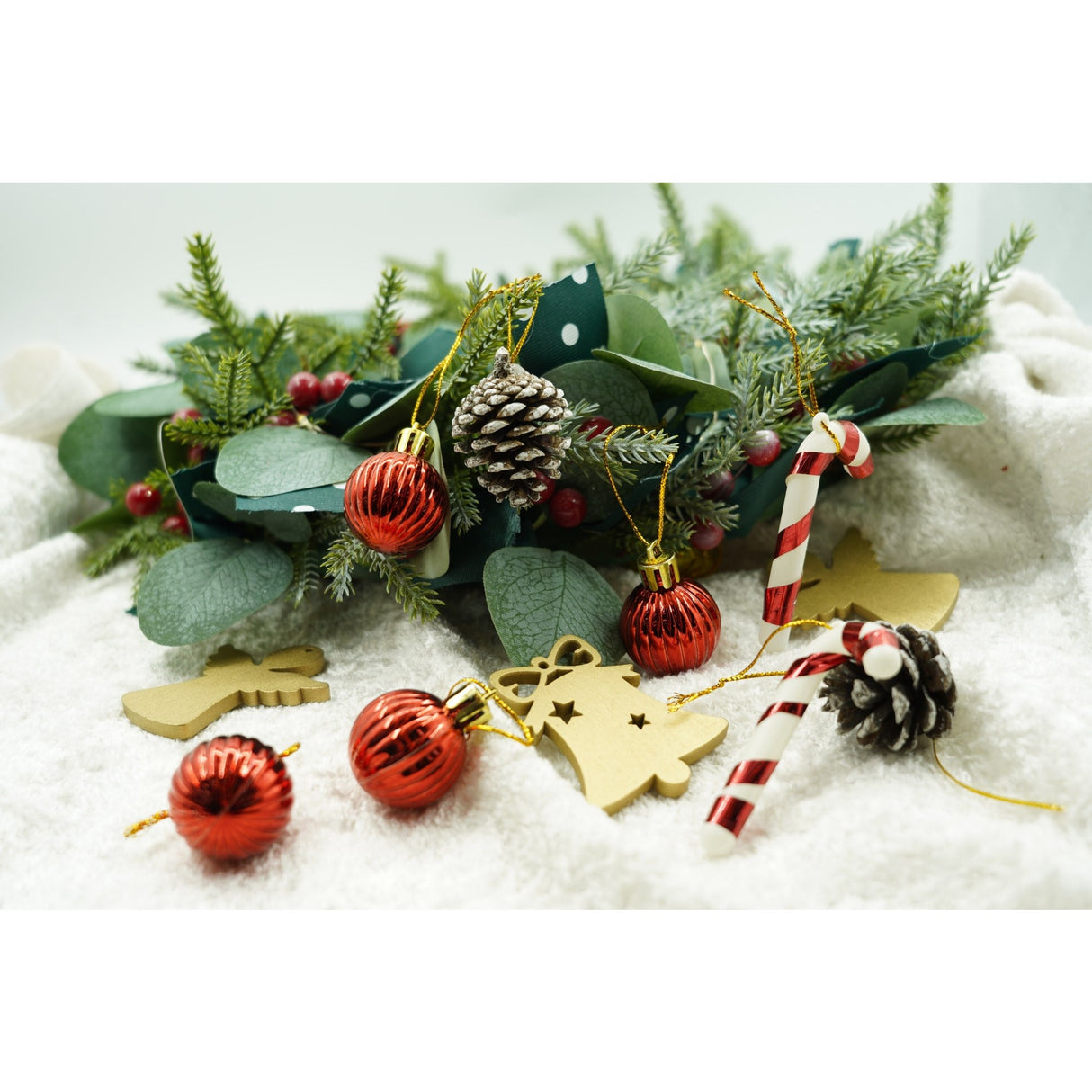 Set de 24 ornamente de brad, Vivimall, de tip Glob, Multicolor, din polistiren, cu finisaj sclipitor , cutie  3  cm adancime x 20  cm lungime x 14  cm inaltime - vivimall.ro