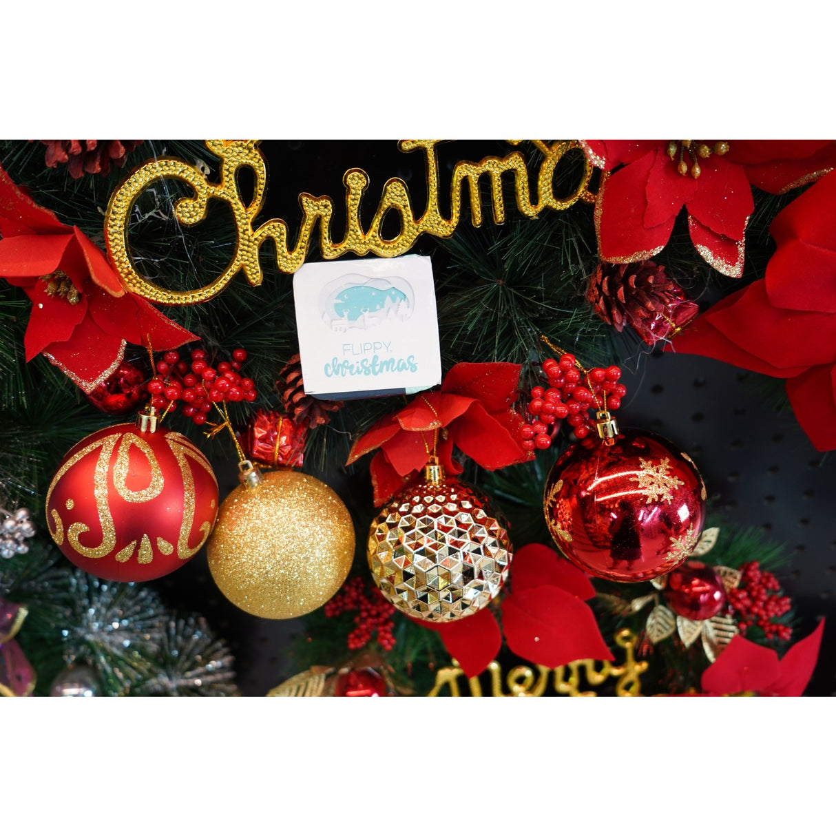 Set de 24 ornamente de brad, Flippy, de tip Glob, Rosu/ Auriu, cu ø de 8 cm, din plastic, cu finisaj sclipitor , cutie  19  cm lungime x 42  cm inaltime x 19  cm adancime - vivimall.ro