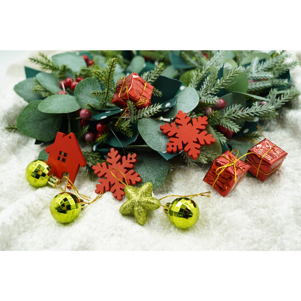 Set De 24 Ornamente De Brad, De Tip Glob, Rosu/, Din Polistiren, Cu Finisaj Sclipitor, Cutie 3 Cm Adancime X 20 Cm Lungime X 14 Cm Inaltime