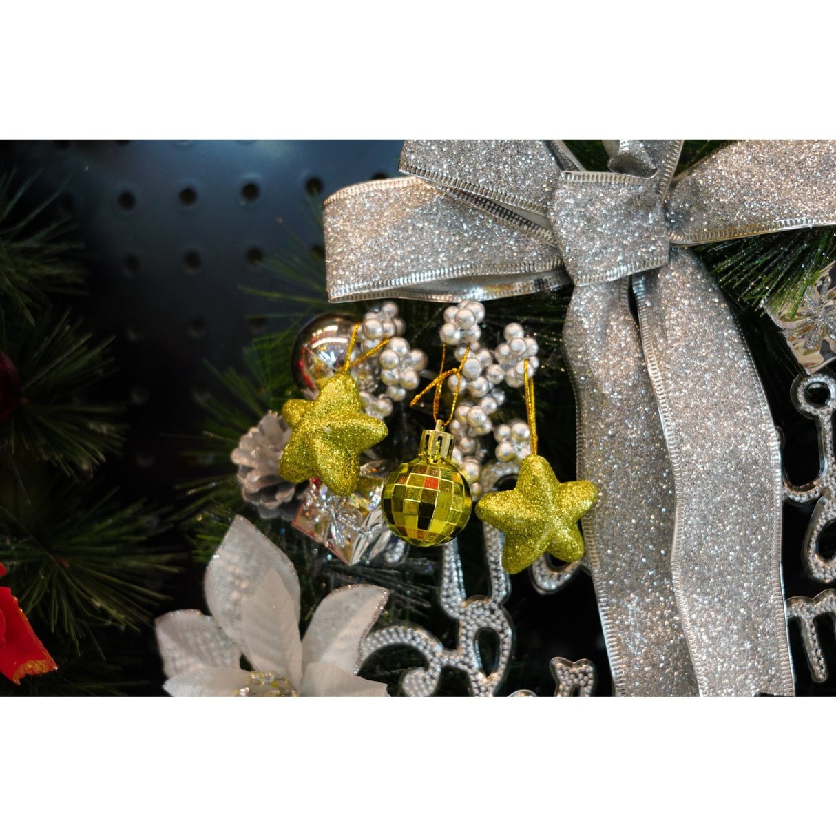 Set de 24 ornamente de brad, Vivimall, de tip Glob, Rosu/ Auriu, din polistiren, cu finisaj sclipitor , cutie  3  cm adancime x 20  cm lungime x 14  cm inaltime - vivimall.ro