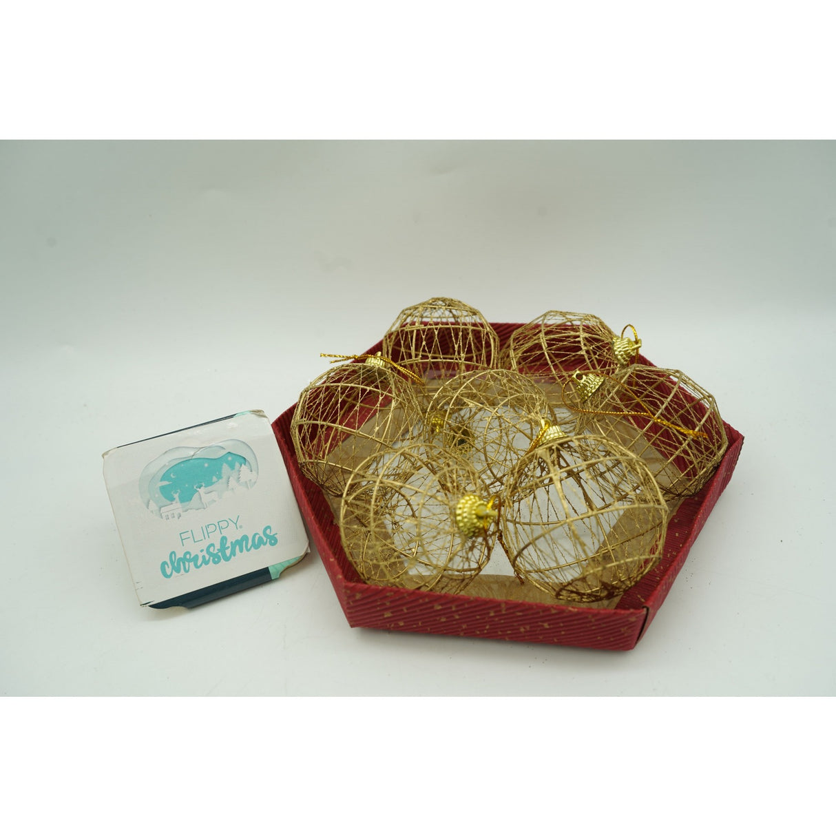 Set De 28 Ornamente De Brad, De Tip Glob, Rosu/, Din Polistiren, Cu Finisaj Sclipitor, Cutie 18 Cm Adancime X 22 Cm Inaltime X 18 Cm Lungime)