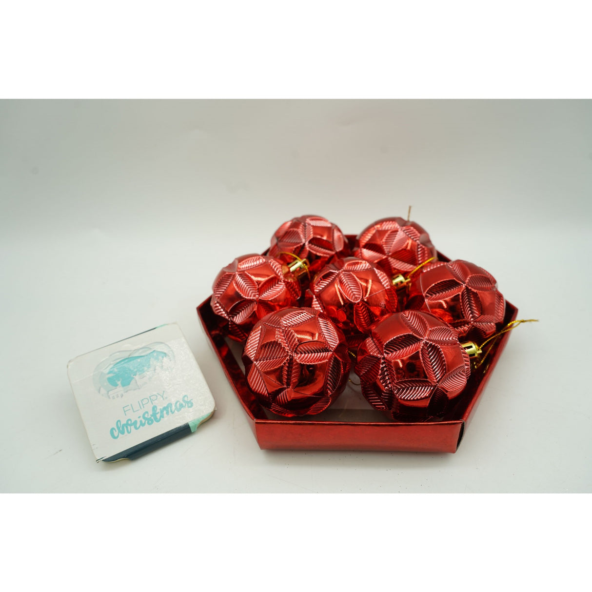 Set de 28 ornamente de brad, Vivimall, de tip Glob, Rosu, din polistiren, cu finisaj sclipitor , cutie  18  cm adancime x 22  cm inaltime x 18  cm lungime) - vivimall.ro