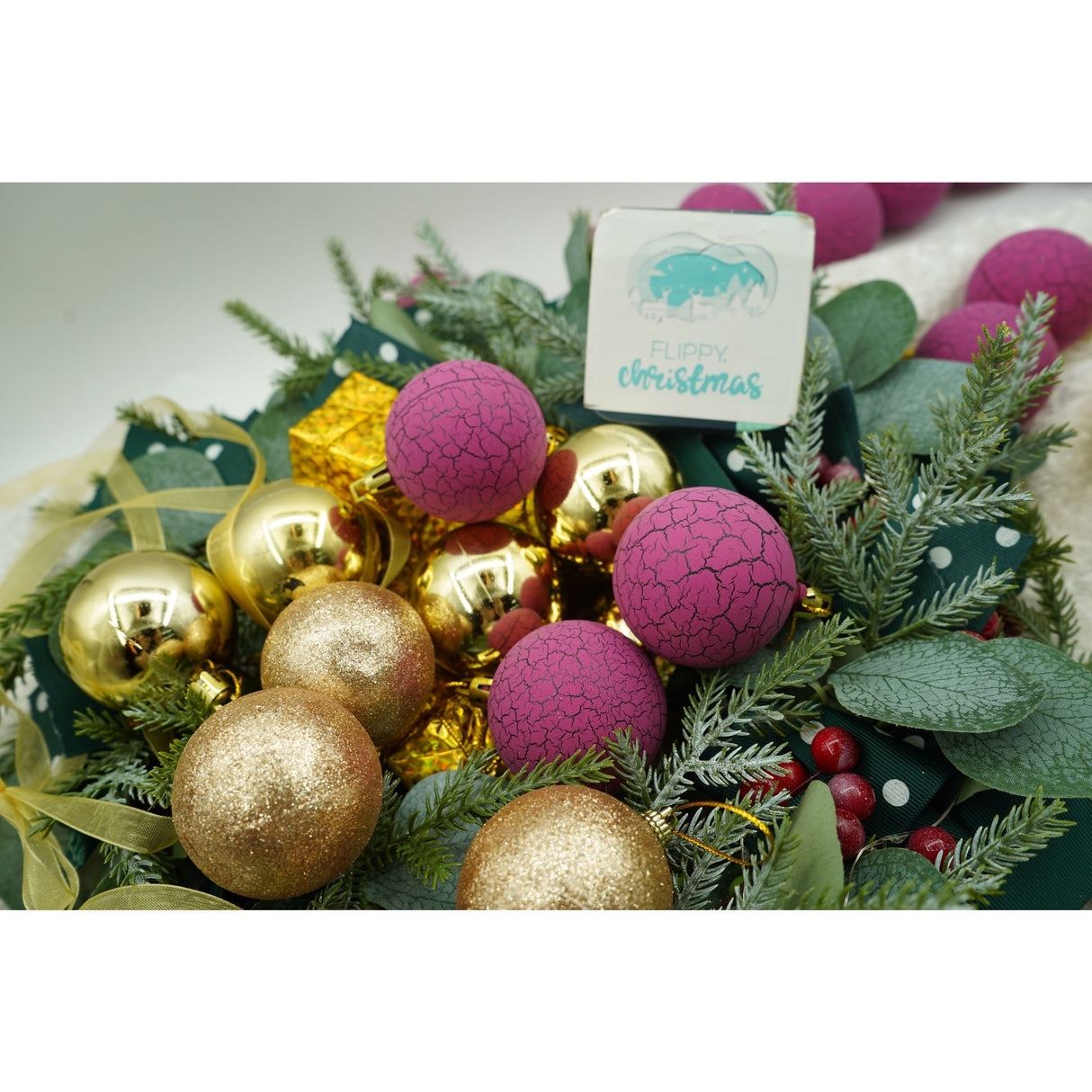 Set de 35 ornamente de brad, Vivimall, de tip Glob, Auriu/ Mov, din polistiren, cu finisaj sclipitor , cutie  14  cm adancime x 23  cm inaltime x 14  cm lungime) - vivimall.ro