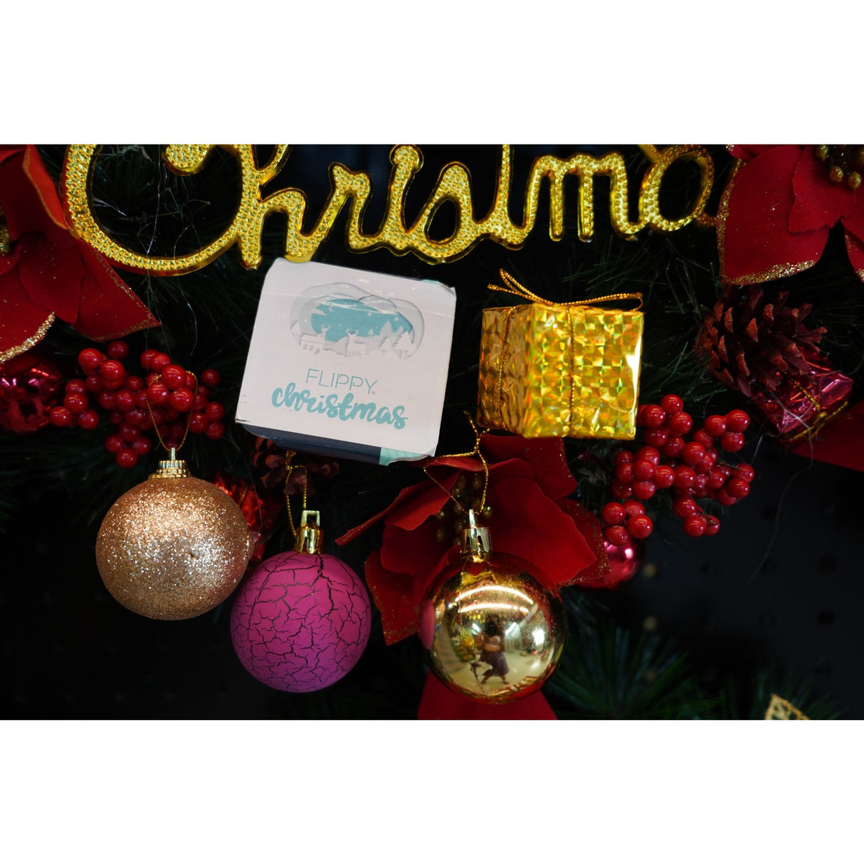 Set De 35 Ornamente De Brad, De Tip Glob, / Mov, Din Polistiren, Cu Finisaj Sclipitor, Cutie 14 Cm Adancime X 23 Cm Inaltime X 14 Cm Lungime)