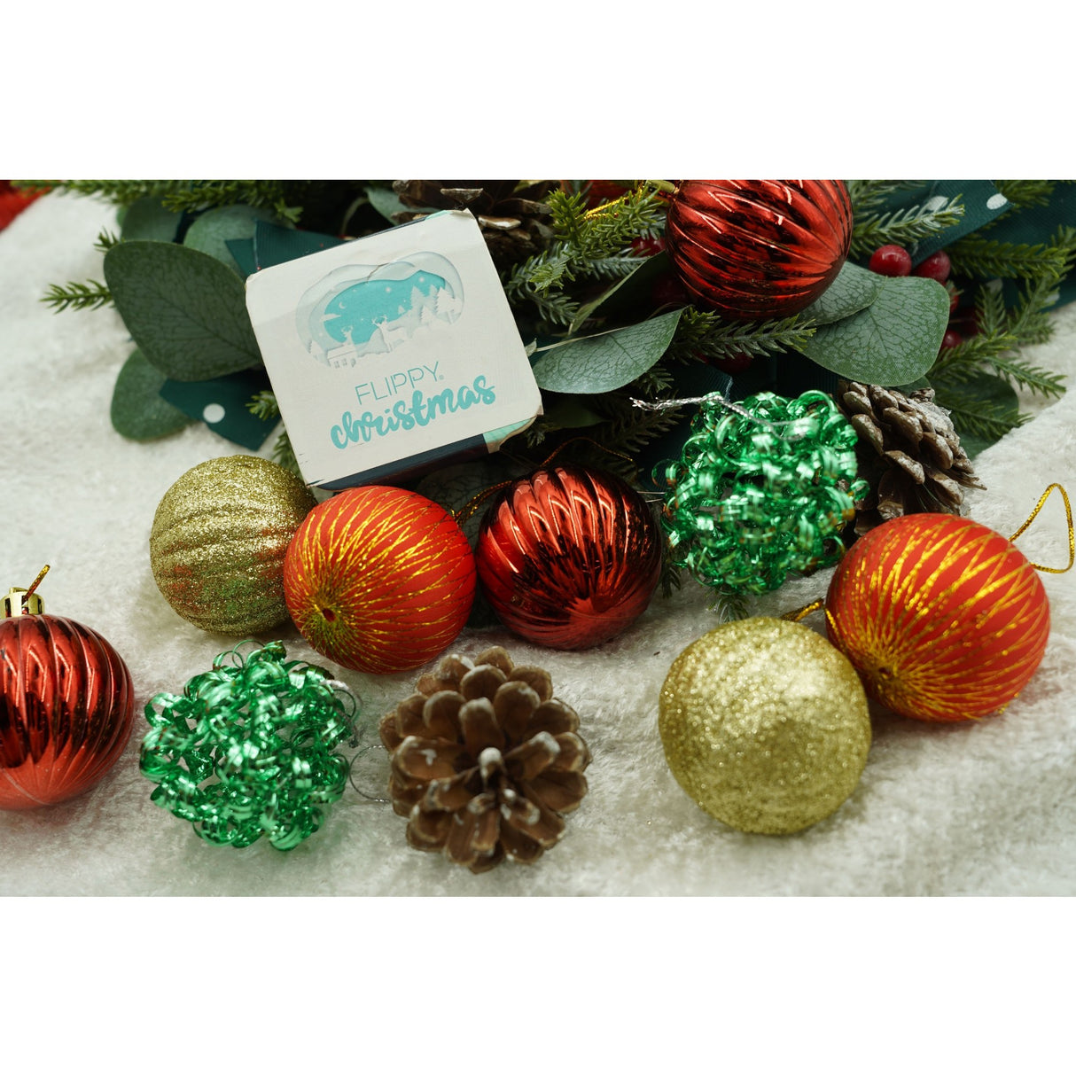 Set de 35 ornamente de brad, Vivimall, de tip Glob, Multicolor, din polistiren, cu finisaj sclipitor , cutie  14  cm adancime x 23  cm inaltime x 14  cm lungime) - vivimall.ro