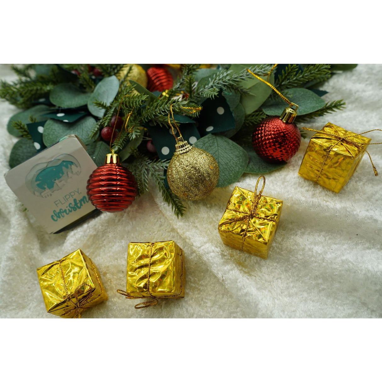 Set De 35 Ornamente De Brad, De Tip Glob, / Rosu, Din Polistiren, Cu Finisaj Sclipitor, Cutie 11 Cm Adancime X 19 Cm Inaltime X 11 Cm Lungime)