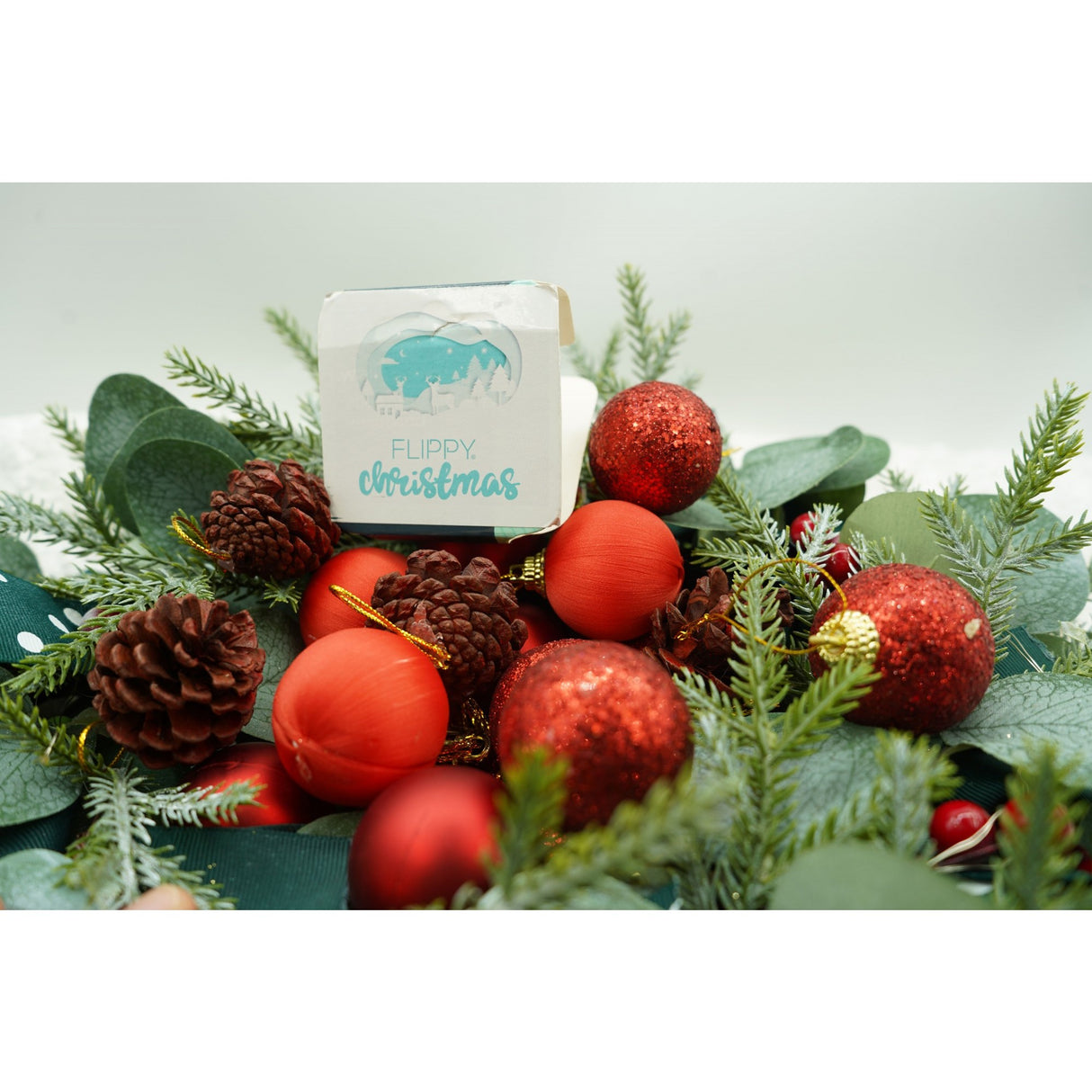 Set de 35 ornamente de brad, Vivimall, de tip Glob, Rosu, din polistiren, cu finisaj sclipitor , cutie  11  cm adancime x 19  cm inaltime x 11  cm lungime) - vivimall.ro