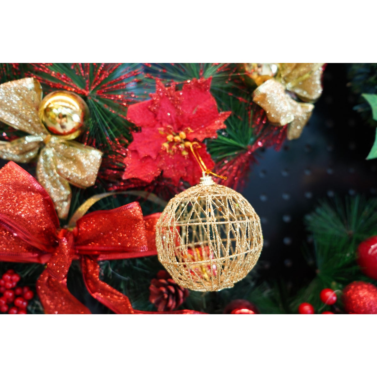 Set de 4 ornamente de brad, Flippy, de tip Glob, Auriu, cu ø de 8 cm, din metal, cu finisaj sclipitor , cutie  8  cm adancime x 32  cm lungime x 8  cm inaltime - vivimall.ro