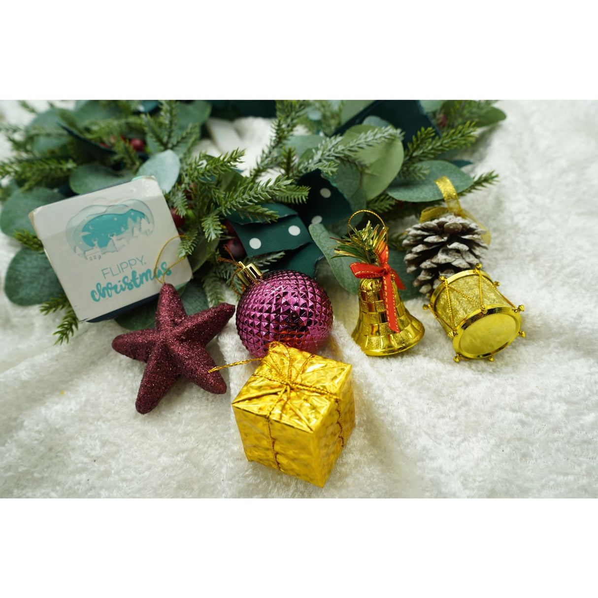 Set de 50 ornamente de brad, Flippy, de tip Glob, Rosu/ Auriu, din plastic, cu finisaj sclipitor , cutie  18  cm lungime x 12  cm adancime x 18  cm inaltime - vivimall.ro