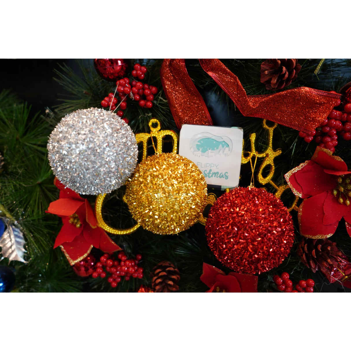 Set de 6  ornamente de brad, Vivimall, de tip Glob, Multicolor, cu ø de 8 cm, din polistiren, cu finisaj sclipitor , cutie  16  cm inaltime x 24  cm lungime x 8  cm adancime - vivimall.ro