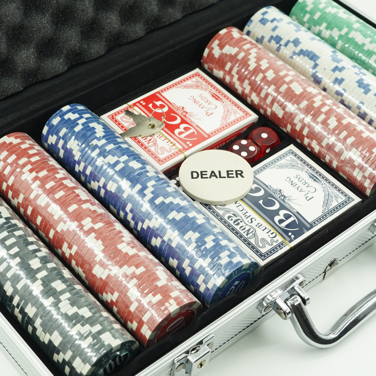 Set De Poker Complex Cu 300 De Jetoane Include 2 Seturi De Carti, 5 Zaruri, Echipat Cu Servieta De Aluminiu Cu Dimensiunile - vivimall.ro