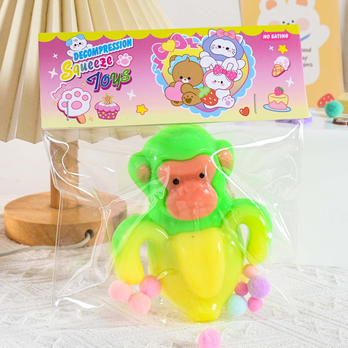 Jucărie antistres Squishy Flippy Banana Monkey în mână, demonstrație squeezing, material moale TPR
