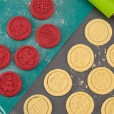 Set 6 stampile pentru prajituri Vivimall, tematica de Craciun, din silicon alimentar non-toxic, taietor aluat inclus, 6 cm,  maner din plastic, compact, usor de depozitat, - vivimall.ro