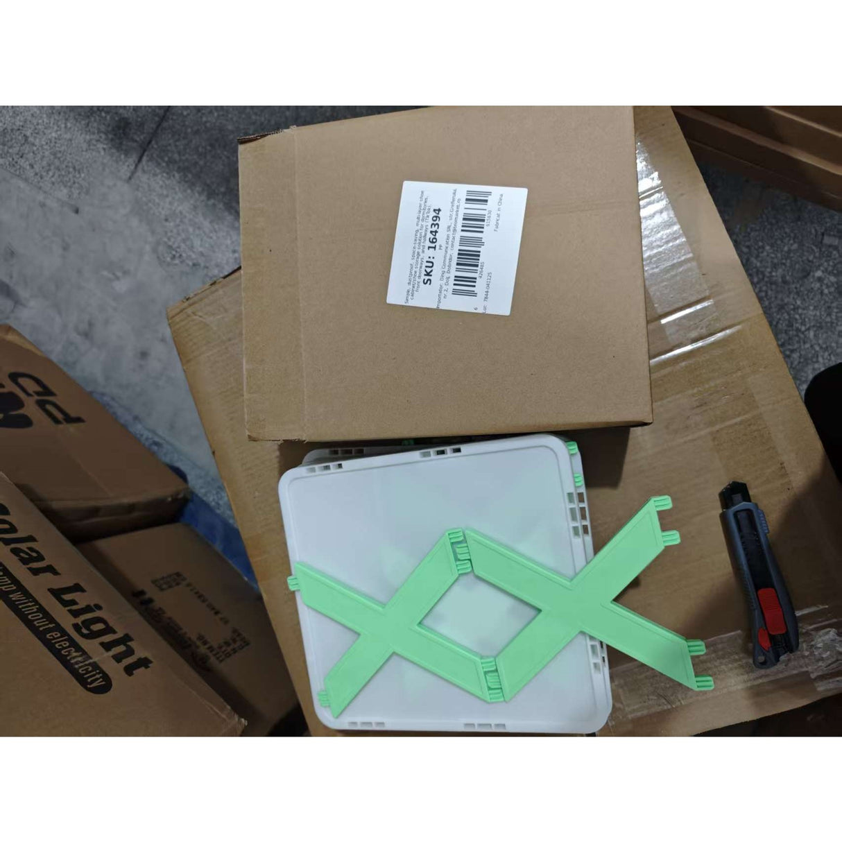 Detaliu structură modulară raft pantofi din plastic ABS alb/verde, 5 nivele pentru depozitare încălțăminte